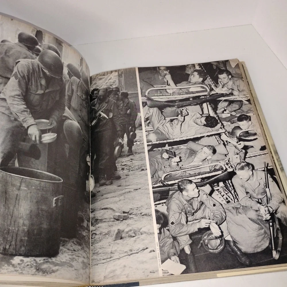 American Heritage Picture History of WWII‎ by Sulzberger ( 1966 )